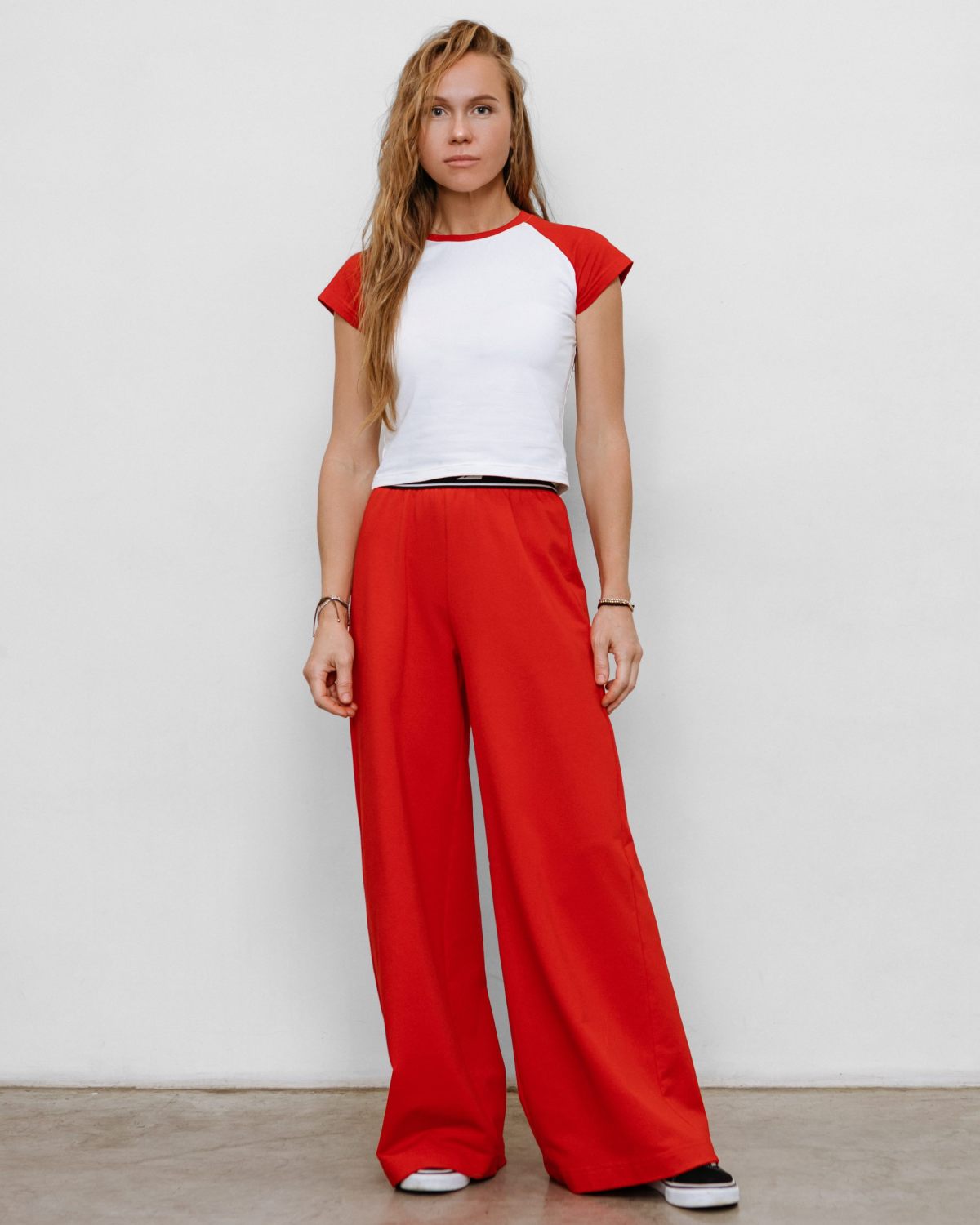 Укороченная футболка Black & White Nikasport, BW14-W99-RED, цвет белый + красные рукава и бейка горловина