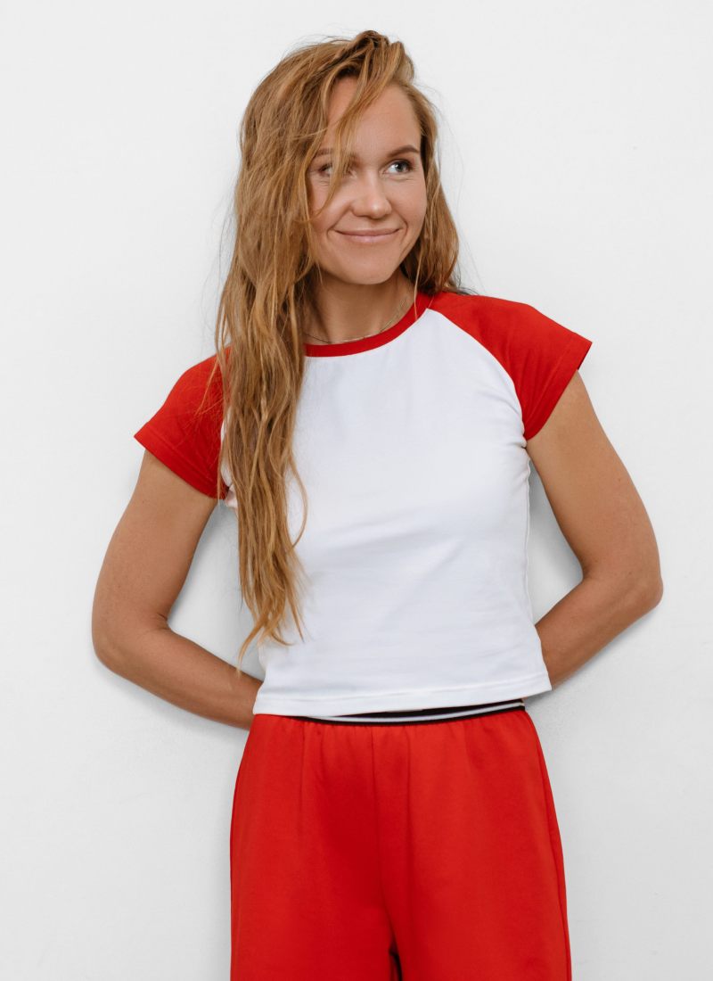 Укороченная футболка Black & White Nikasport, BW14-W99-RED, цвет белый + красные рукава и бейка горловина